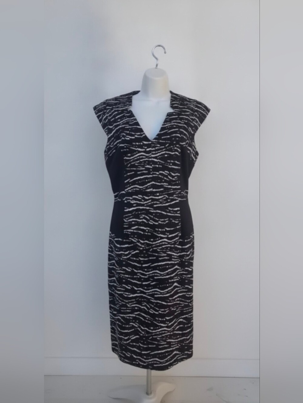 Black & White "French Connection"  Wave-Print V-Neck Shift Dress, New With Tags